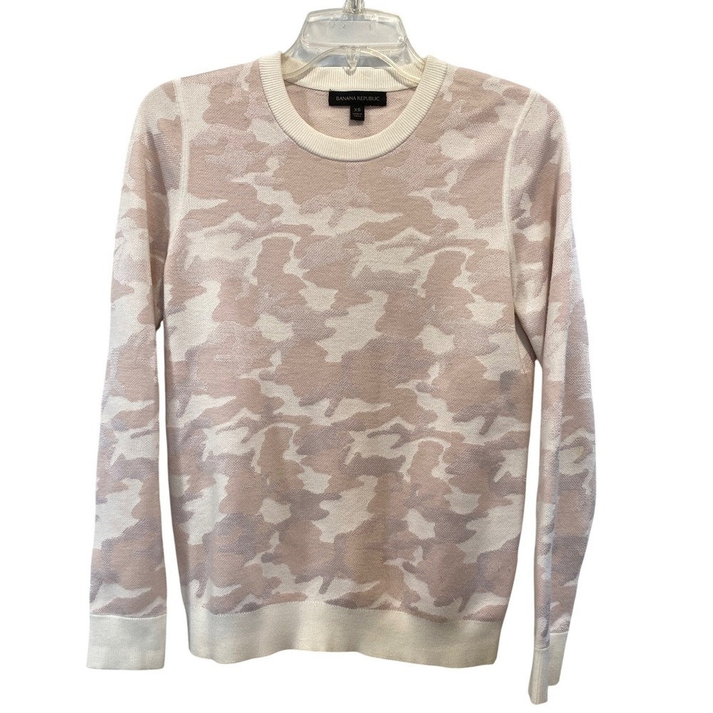 Banana Republic Womens XS Pink Camo Crewneck Knit Sweater Long‎ Sleeve Pastel